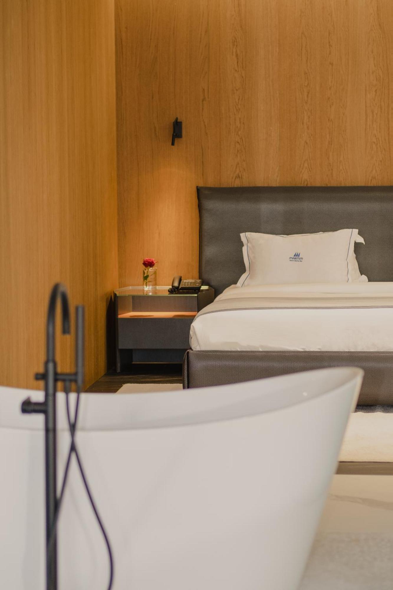 Maritim Marina Bay Resort Spa & Casino Adult Friendly Vlore Exterior photo A room at the hotel