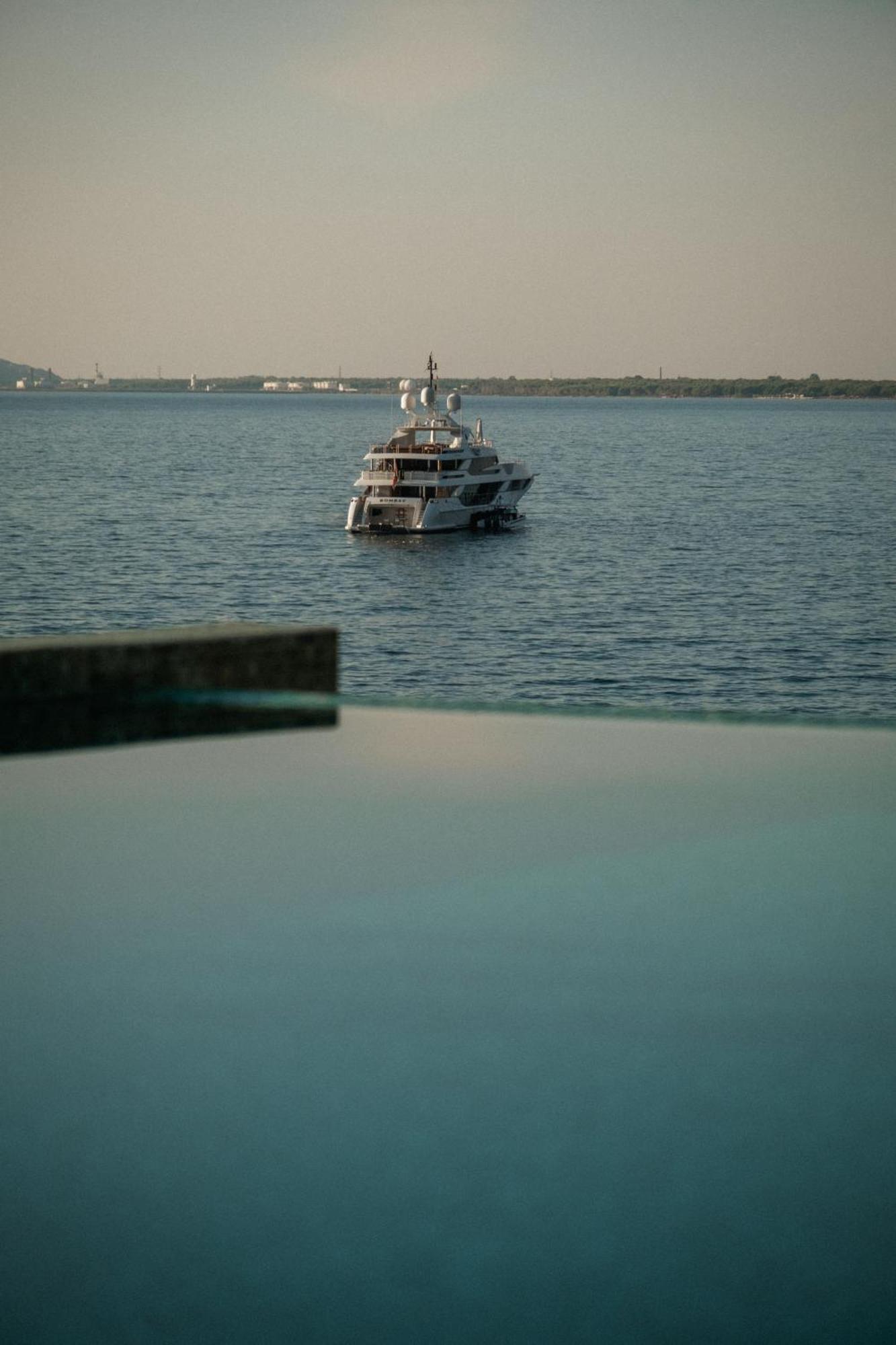 Maritim Marina Bay Resort Spa & Casino Adult Friendly Vlore Exterior photo A yacht at the port of Marina di Pisa